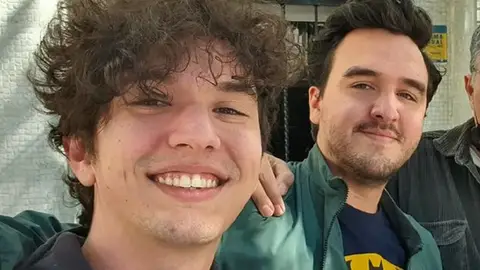 El actor Andrés Tirado y su hermano Jorge El actor Andrés Tirado y su hermano Jorge