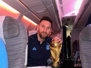 Messi, en el avión de vuelta a Argentina