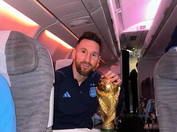 Messi, en el avión de vuelta a Argentina Messi, en el avión de vuelta a Argentina
