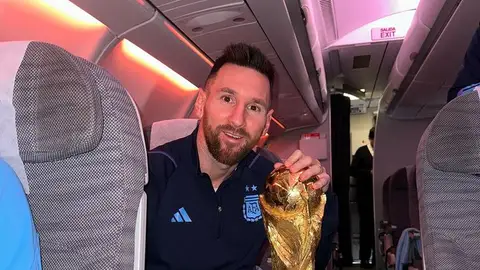 Messi, en el avión de vuelta a Argentina Messi, en el avión de vuelta a Argentina