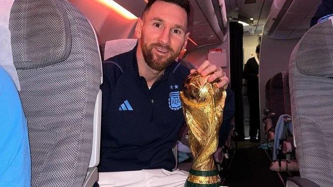 Messi, en el avión de vuelta a Argentina Messi, en el avión de vuelta a Argentina