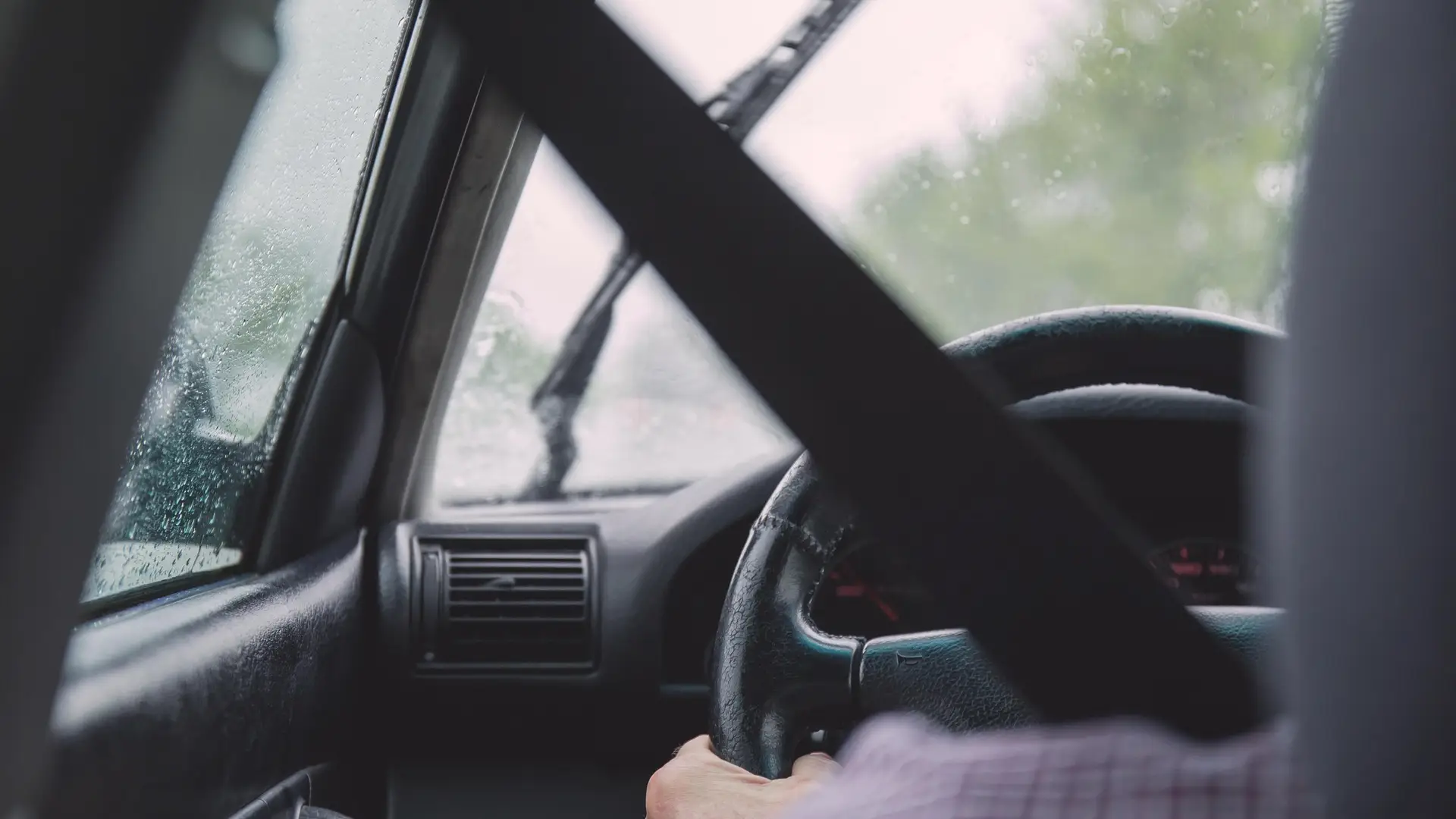 Un hombre conduciendo