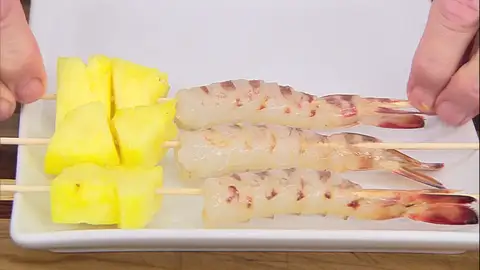 Prepara las brochetas Prepara las brochetas