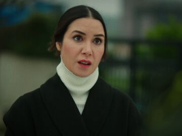 Suzan se disculpa con Kaan por haber desvelado su secreto y le invita a quedarse en su casa