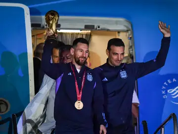 Messi y Scaloni, con la copa a su llegada a Buenos Aires Messi y Scaloni, con la copa a su llegada a Buenos Aires