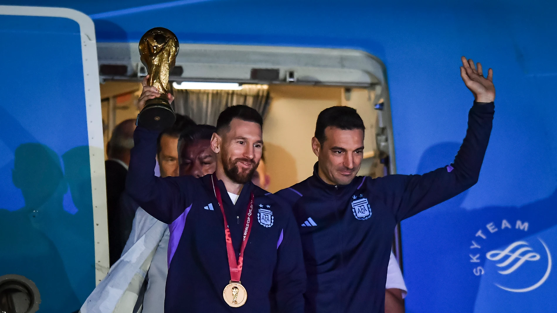 Messi y Scaloni, con la copa a su llegada a Buenos Aires