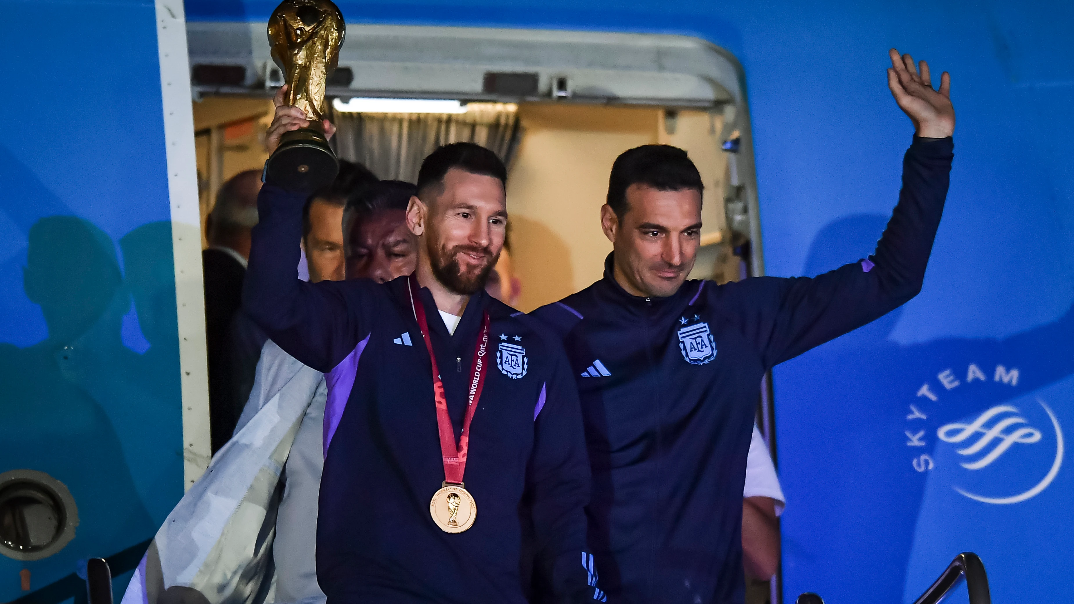 Messi y Scaloni, con la copa a su llegada a Buenos Aires