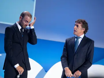 Alejandro Valverde se emociona en presencia del exciclista Perico Delgado Alejandro Valverde se emociona en presencia del exciclista Perico Delgado