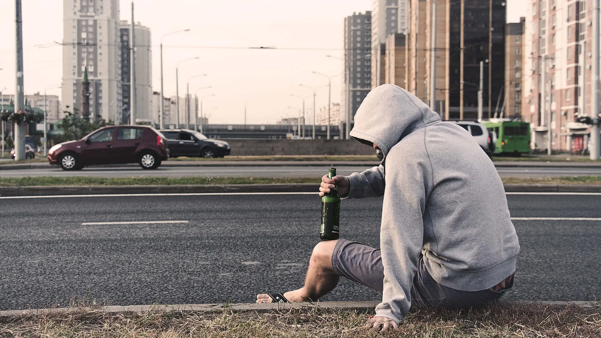 Un mendigo con una botella de alcohol