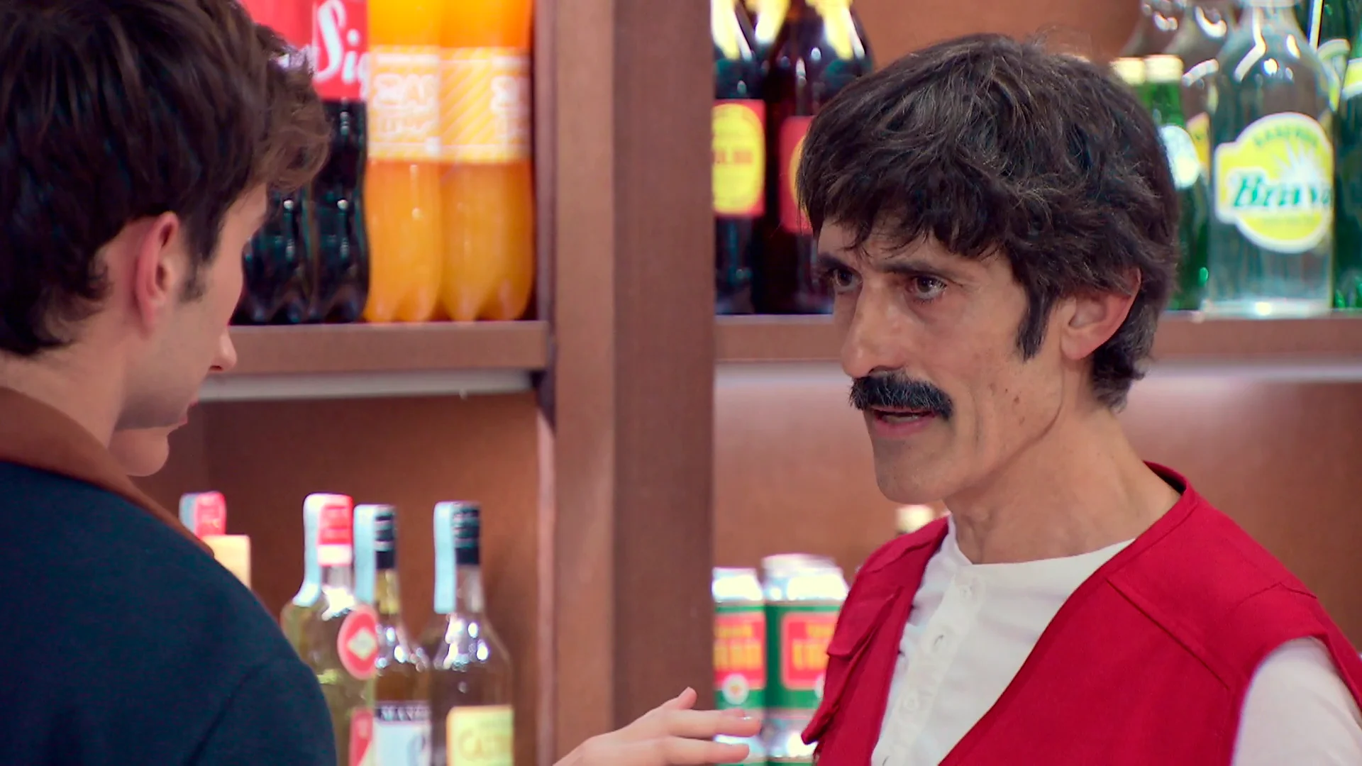 Jeros incomoda a Andrea, Alberto se enfrenta a él y..¡casi llegan a las manos! Jeros incomoda a Andrea, Alberto se enfrenta a él y..¡casi llegan a las manos!
