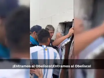 Aficionados fuerzan la entrada al Obelisco Aficionados fuerzan la entrada al Obelisco