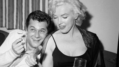 Tony Curtis y Marilyn Monroe