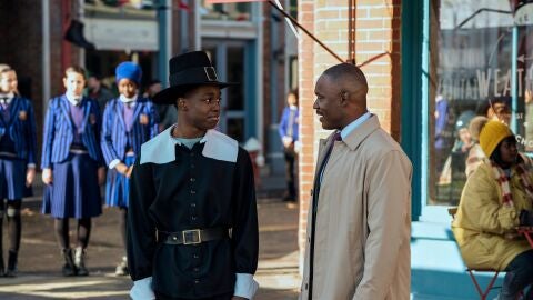 Iman Marson como Lucas Walker yTommie Earl Jenkins como el Alcalde Walker en 'Miércoles'