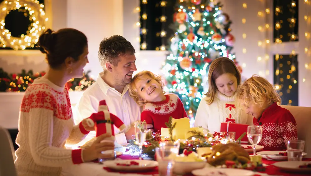 Una familia reunida en la mesa en Navidad