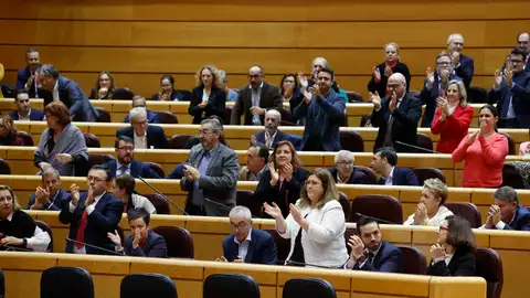 Varios senadores aplauden durante el pleno de la Cámara Alta Varios senadores aplauden durante el pleno de la Cámara Alta