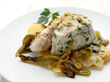 Receta de cola de merluza asada con patatas, un clásico en casa de Arguiñano Receta de cola de merluza asada con patatas, un clásico en casa de Arguiñano