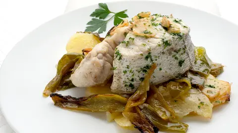 Receta de cola de merluza asada con patatas, un clásico en casa de Arguiñano Receta de cola de merluza asada con patatas, un clásico en casa de Arguiñano