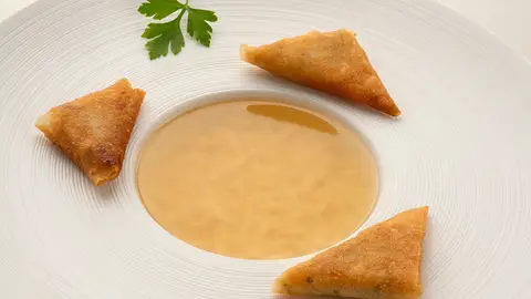 Sopa de gallina con crujientes, de Arguiñano: "Una receta que en mi casa no falla" Sopa de gallina con crujientes, de Arguiñano: "Una receta que en mi casa no falla"