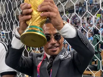 Salt Bae con el trofeo de la Copa del Mundo Salt Bae con el trofeo de la Copa del Mundo