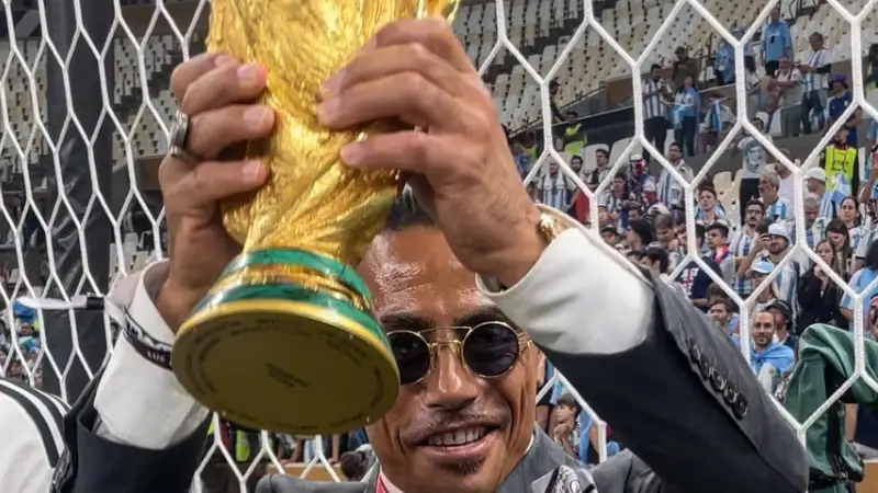Salt Bae con el trofeo de la Copa del Mundo Salt Bae con el trofeo de la Copa del Mundo