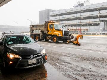 Máquinas quitanieves trabajan cerca del aeropuerto de Chicago