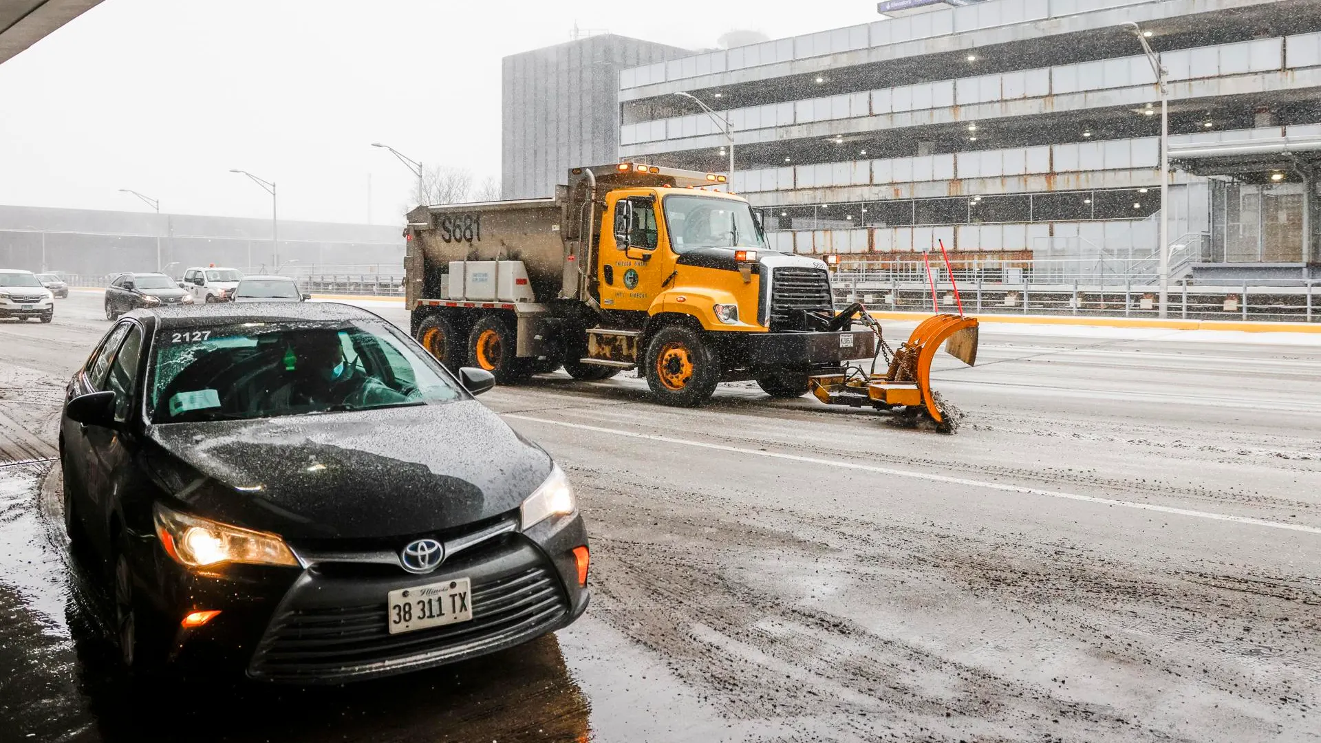 M&aacute;quinas quitanieves trabajan cerca del aeropuerto de Chicago