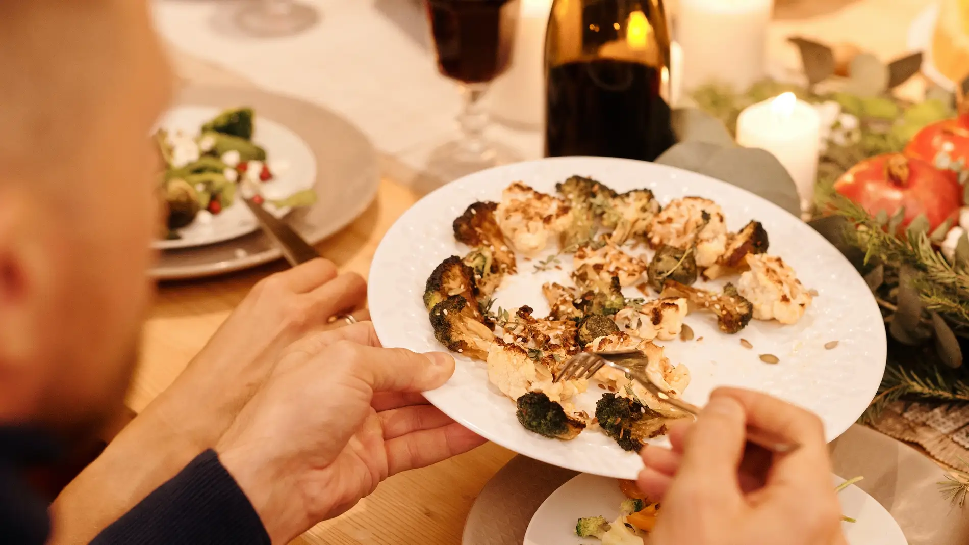 Persona sirve comida en el plato