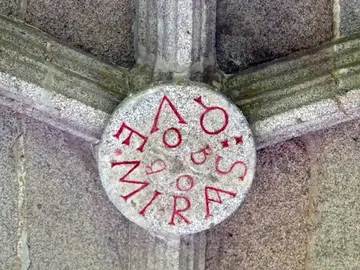 Inscripción del monasterio de San Julián de Samos: "Qué miras, bobo" Inscripción del monasterio de San Julián de Samos: "Qué miras, bobo"