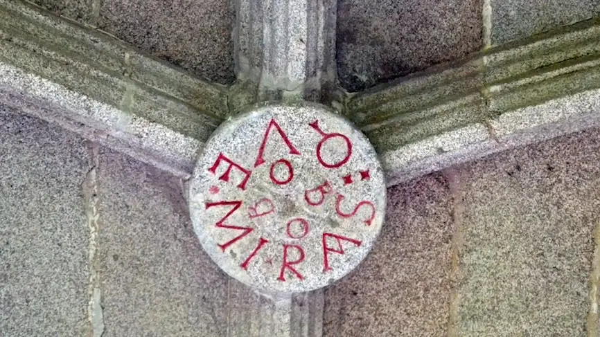 Inscripción del monasterio de San Julián de Samos: "Qué miras, bobo" Inscripción del monasterio de San Julián de Samos: "Qué miras, bobo"