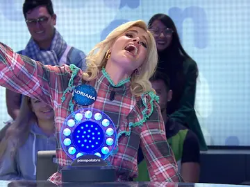 Roberto Leal apaga a una Adriana Abenia ‘on fire’: “Por primera vez, voy a pedir que dejes de cantar” Roberto Leal apaga a una Adriana Abenia ‘on fire’: “Por primera vez, voy a pedir que dejes de cantar”