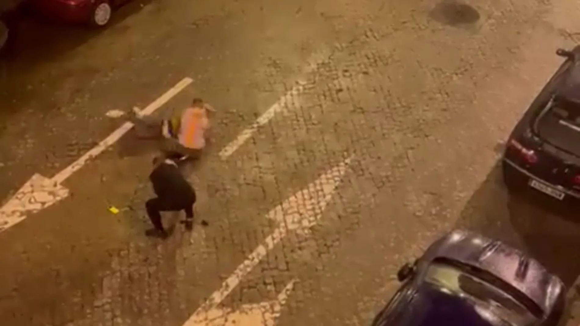 El vídeo de la brutal pelea con patadas y puñetazos en Ourense