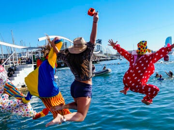 Varias personas saltan al agua durante la 113 edición de la Copa Nadal