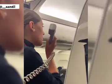 Azafata canta All I want for Christmas is you en un vuelo Azafata canta All I want for Christmas is you en un vuelo