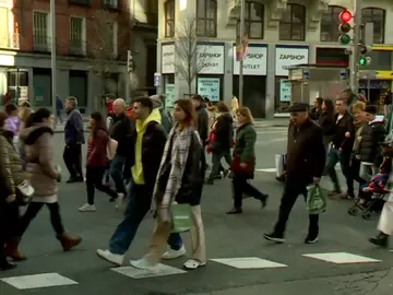 Calles llenas de gente comprando y hoy cambiando regalos Calles llenas de gente comprando y hoy cambiando regalos