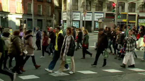 Calles llenas de gente comprando y hoy cambiando regalos Calles llenas de gente comprando y hoy cambiando regalos