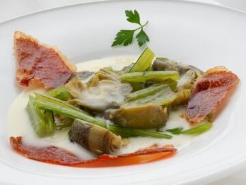 Receta saludable y ligera de Karlos Argui&ntilde;ano: borraja y alcachofas con crema de patata