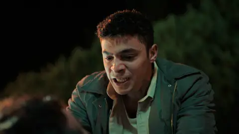 Kadir, a punto de matar a Akif, cambia de idea y decide denunciarlo ante la policía: “Te pudrirás en la cárcel” Kadir, a punto de matar a Akif, cambia de idea y decide denunciarlo ante la policía: “Te pudrirás en la cárcel”