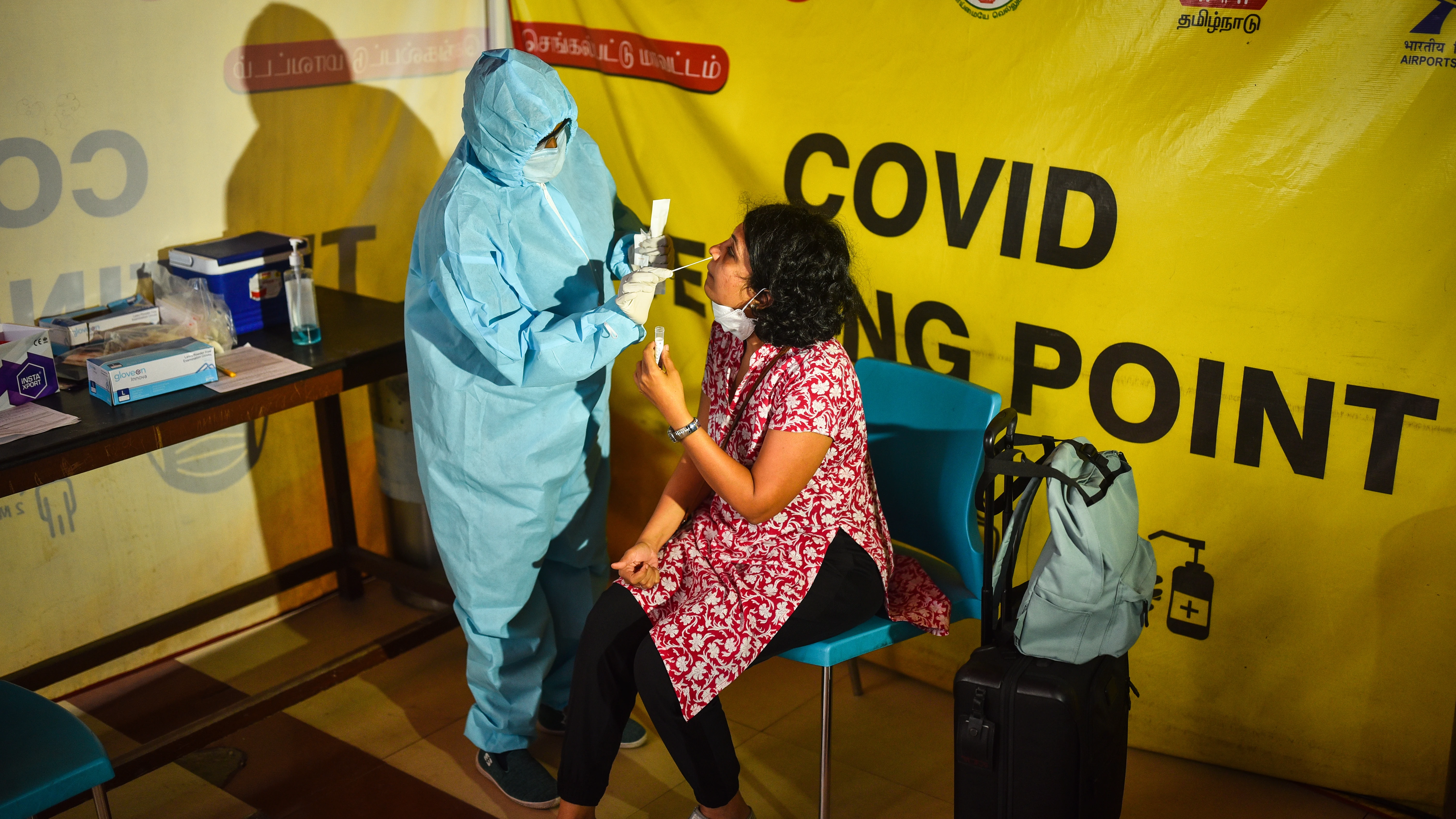 Sanitario realizando un test covid en China