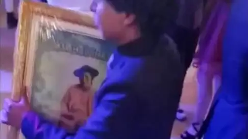 Adolescente bailando con la foto de su madre fallecida en su graduación Adolescente bailando con la foto de su madre fallecida en su graduación