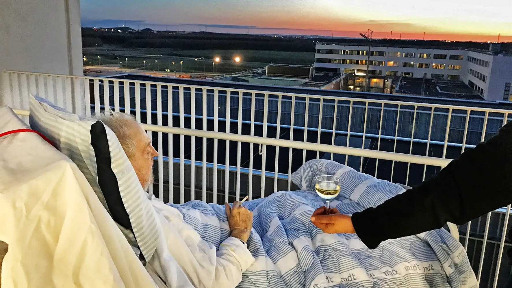 Último sueño de un anciano: un cigarro y una copa de vino Último sueño de un anciano: un cigarro y una copa de vino