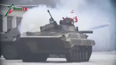 Papá Noel en Rusia, al frente de un carro de combate Papá Noel en Rusia, al frente de un carro de combate