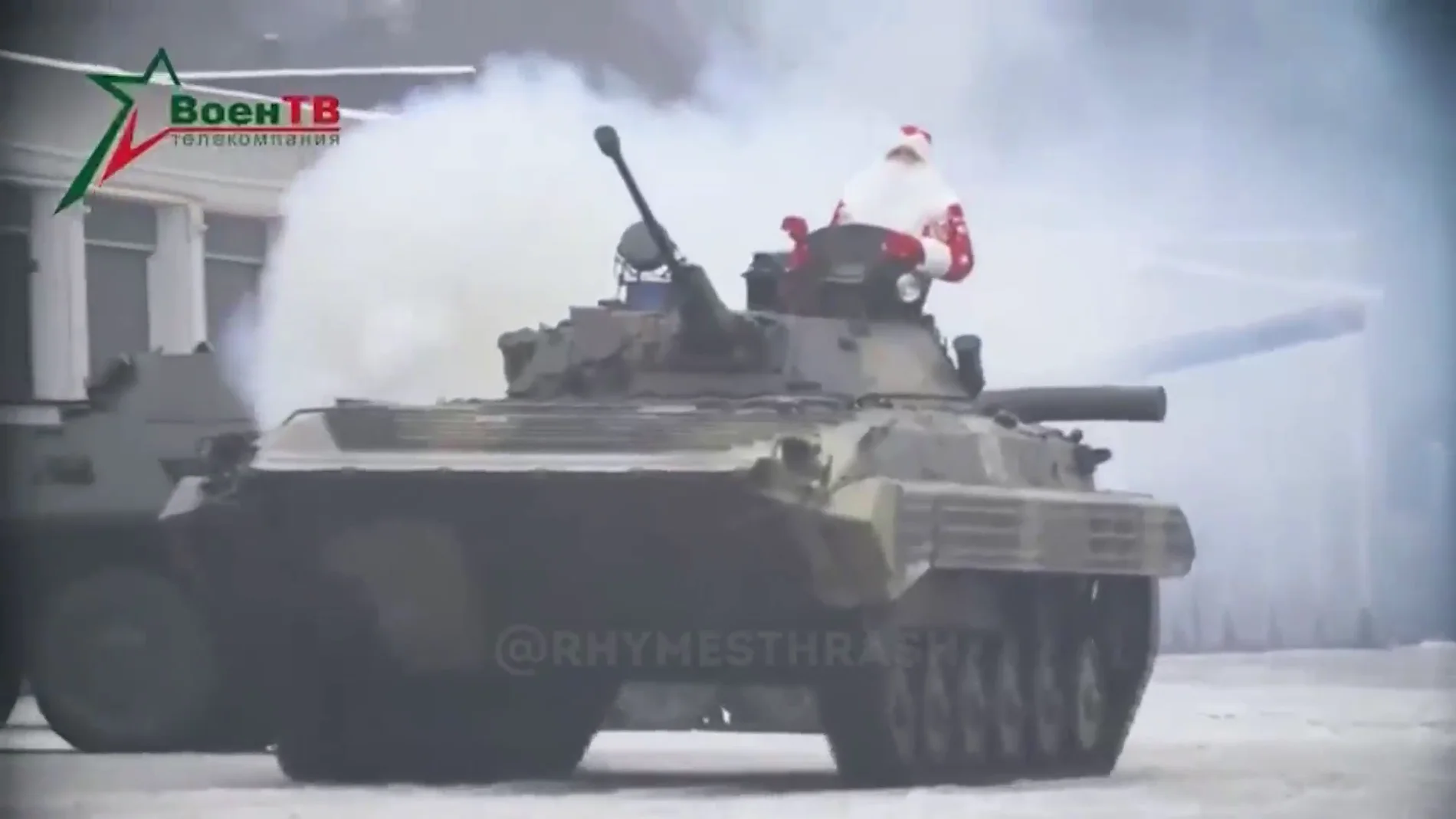 Papá Noel en Rusia, al frente de un carro de combate