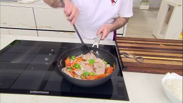 Añádela al wok y cocina las hortalizas durante 4-5 minutos. 