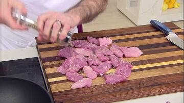 Salpimienta la carne y saltéala