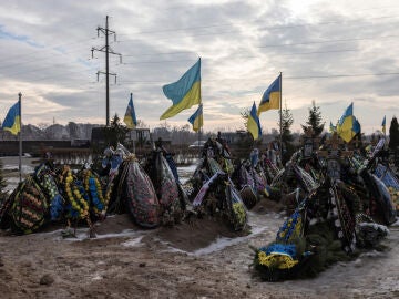 Tumbas de soldados ucranianos durante la invasión rusa