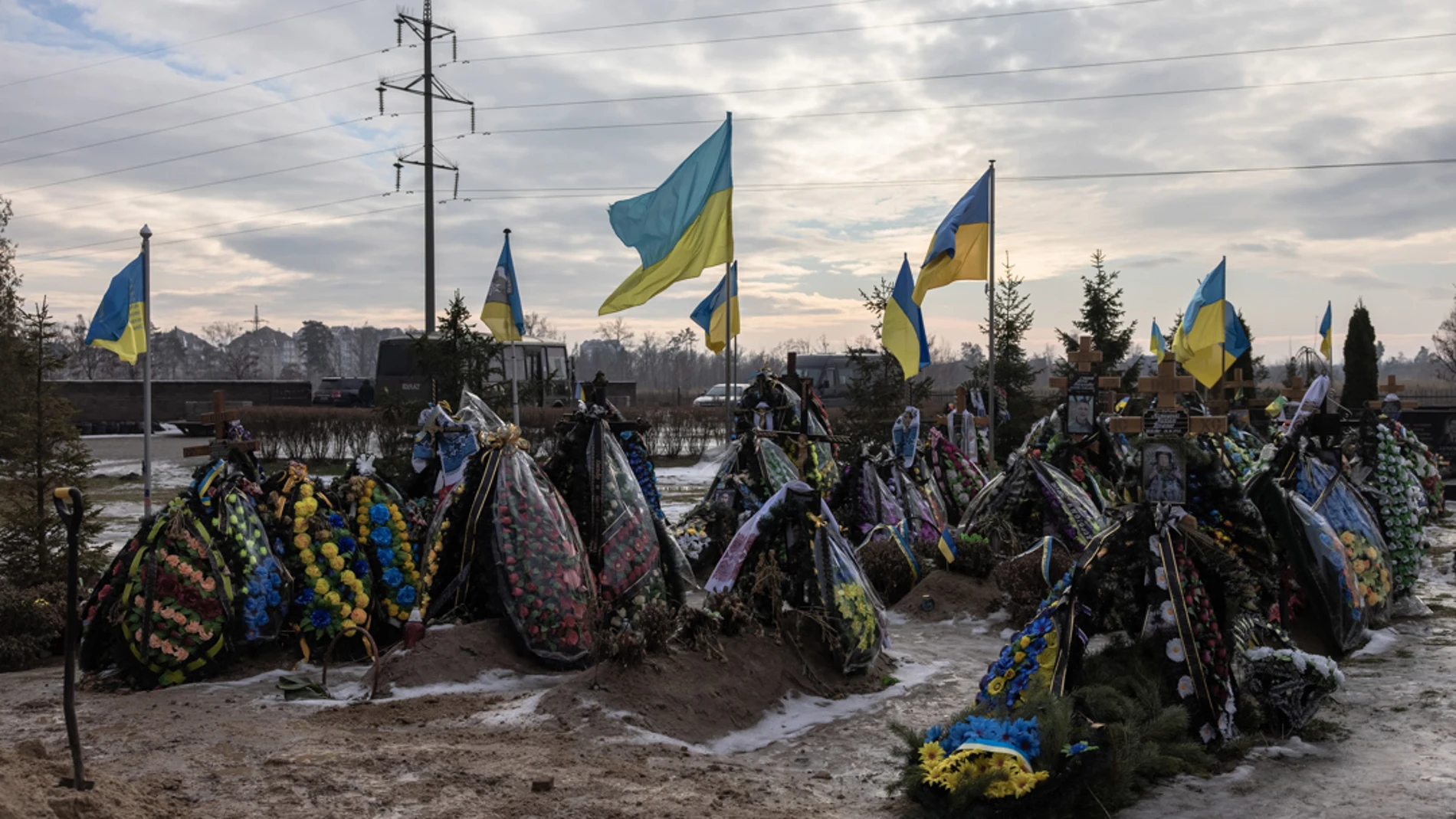 Tumbas de soldados ucranianos durante la invasión rusa