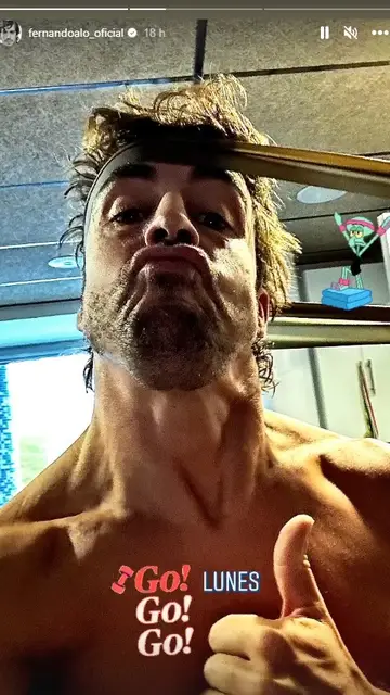 Fernando Alonso ejercitando el cuello Fernando Alonso ejercitando el cuello
