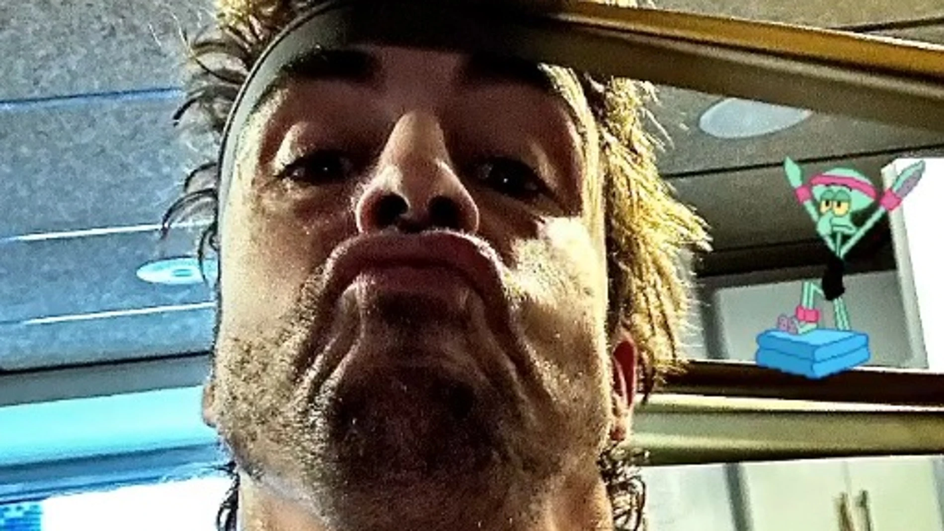 Fernando Alonso ejercitando el cuello Fernando Alonso ejercitando el cuello