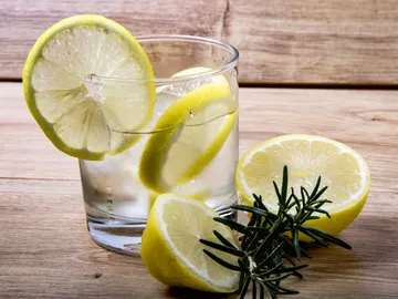 El truco del limón para darle un toque especial a tus cócteles El truco del limón para darle un toque especial a tus cócteles