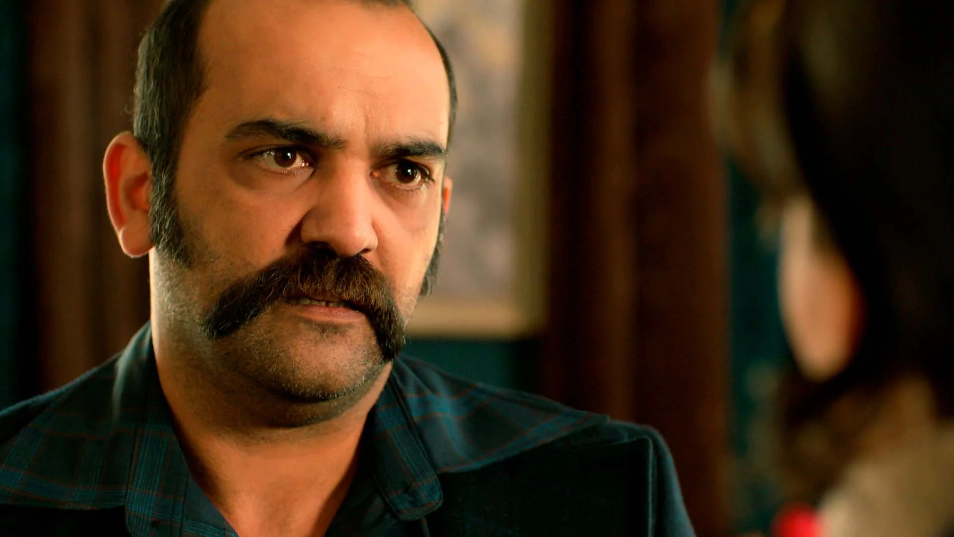 Vahap vuelve a asustar a Bet&uuml;l y se cuela en su casa